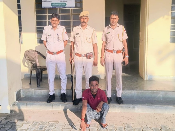 पुलिस की हिरासत में आरोपी।