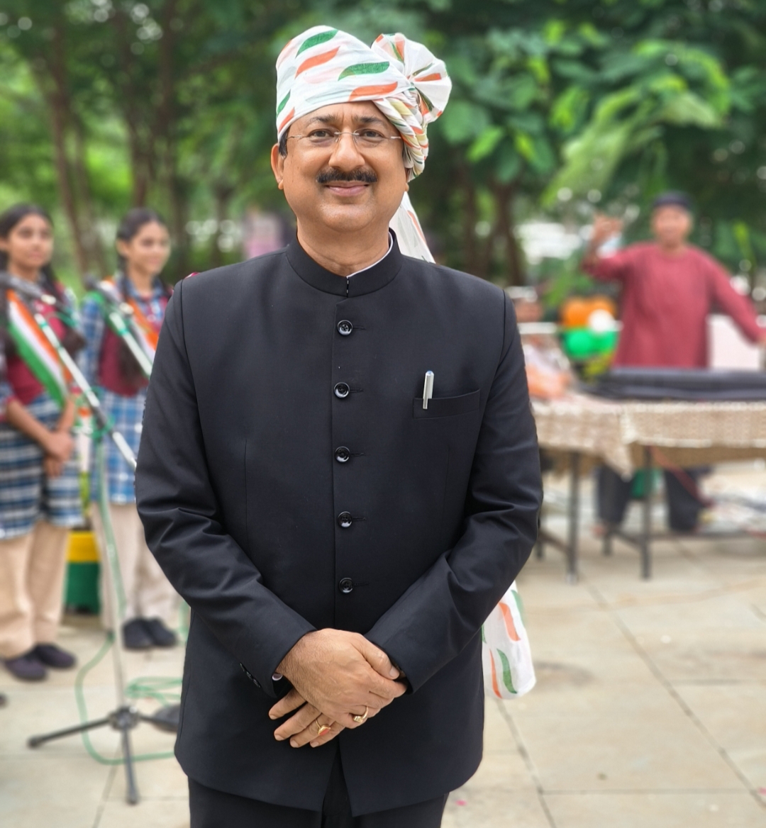 कलेक्टर किशोर कुमार कन्याल तिरंगा रंग का साफा बांधकर पहुंचे।