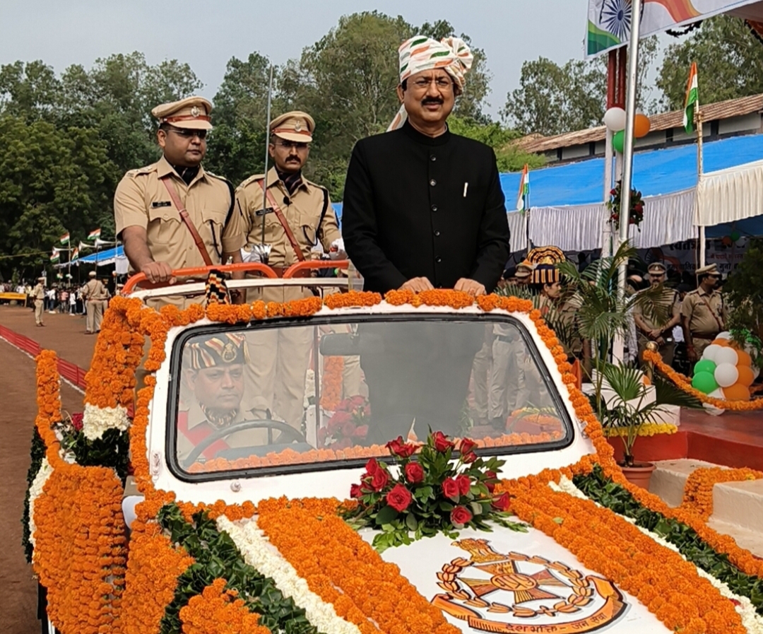 परेड का निरीक्षण करते कलेक्टर।