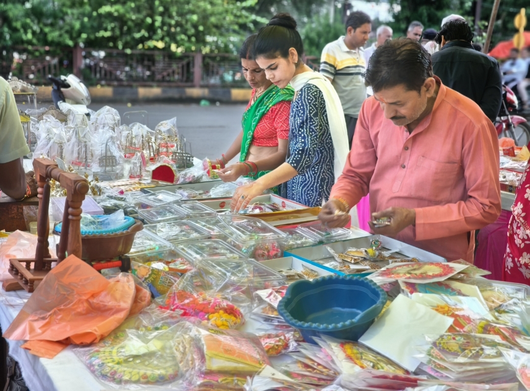 दुकानों पर खरीददारी करने पहुंचे नागरिक।