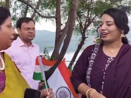 आज जनता और पर्यटकों को तिरंगा भेंट कर स्वच्छता रखने का वादा लेती कमिश्नर निधि पटेल।