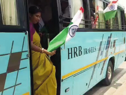 कमिश्नर मेयर समेत निगम के आला अधिकारी बस में सवार होकर जल महल की पाल पर पहुंचे।