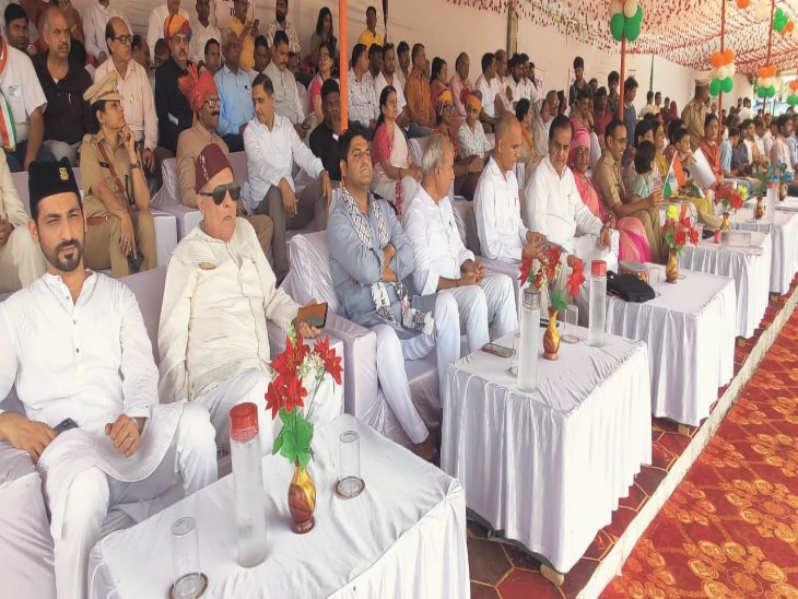 टोंक में जिला स्तरीय स्वतंत्रता दिवस समारोह में पुलिस लाइन ग्राउंड में जलदाय मंत्री कन्हैयालाल चौधरी, बीजेपी जिलाध्यक्ष चंद्रवीर सिंह चौहान, कलेक्टर, SP समेत कई लोग शामिल हुए।
