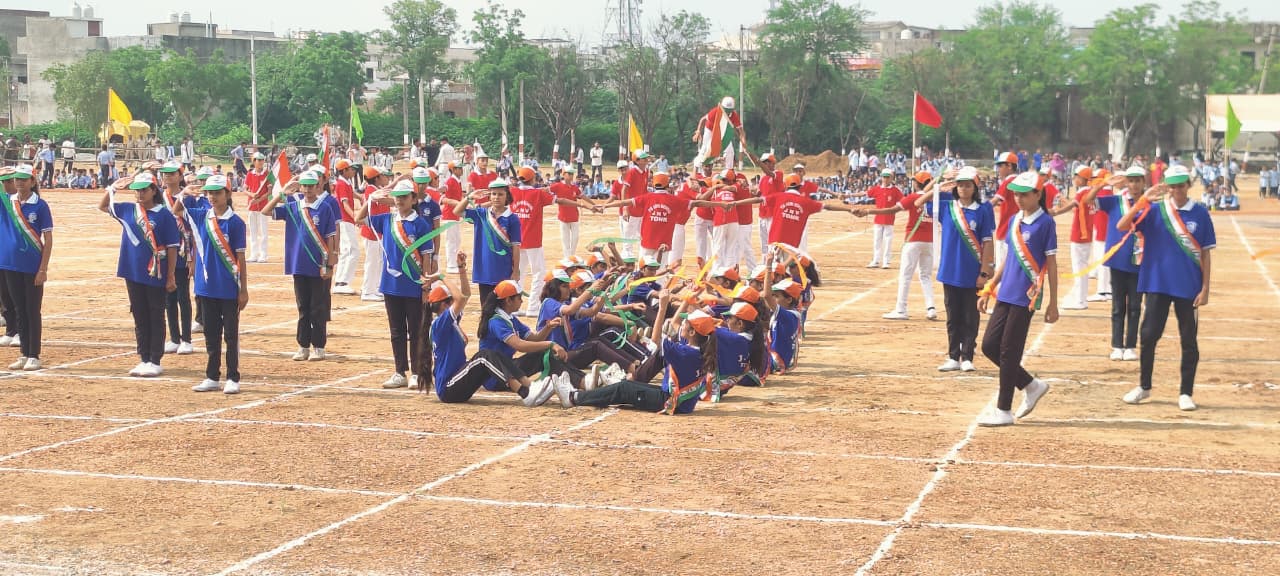 जिला स्तरीय समारोह में देशभक्ति गीत पर प्रस्तुति देती छात्राएं।