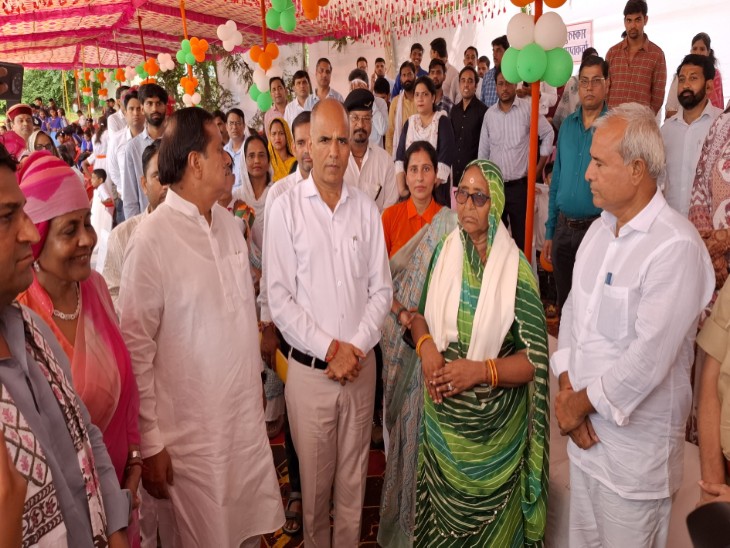 उनियारा क्षेत्र के ढिकोलिया निवासी शहीद रामराज शर्मा की पत्नी वीरांगना राधा देवी को शाल उड़ाकर सम्मान किया।