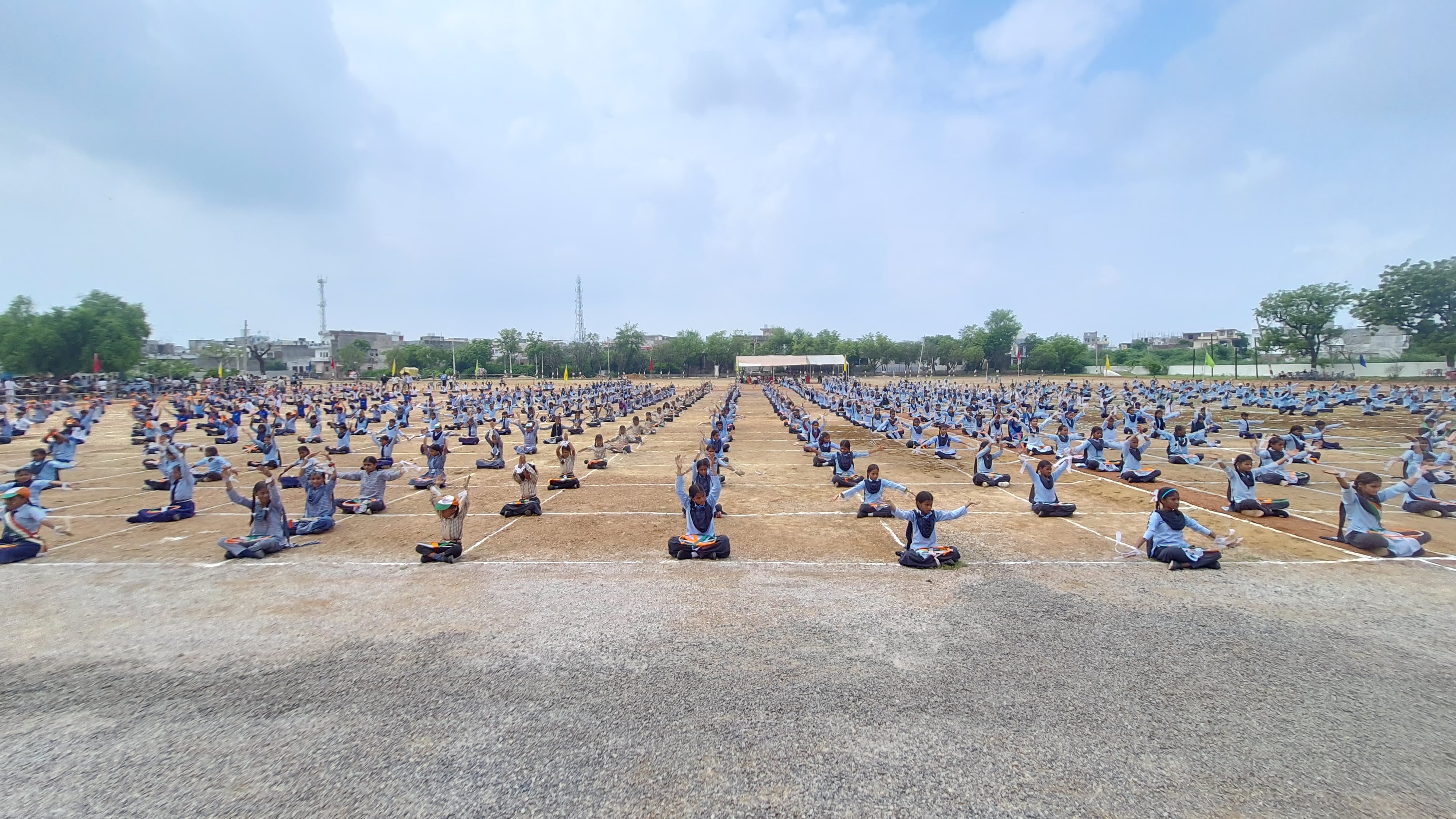 स्कूली बच्चों ने शानदार व्यायाम प्रदर्शन किया।