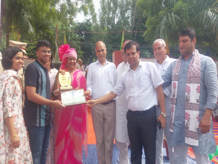 होनहार बच्चों को सम्मानित करते अतिथिगण।