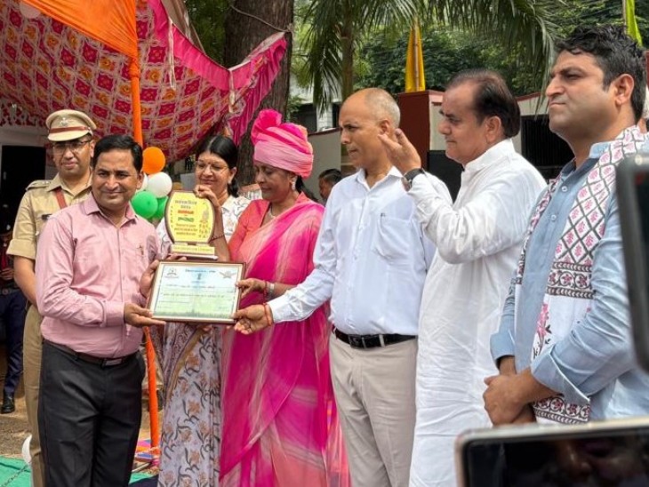 सार्वजनिक निर्माण विभाग के सहायक प्रशासनिक अधिकारी पंकज जैन को विभाग के कार्यों को समय पर संपन्न करने पर जलदाय मंत्री कन्हैया लाल चौधरी व अन्य अतिथियों ने सम्मानित किया।