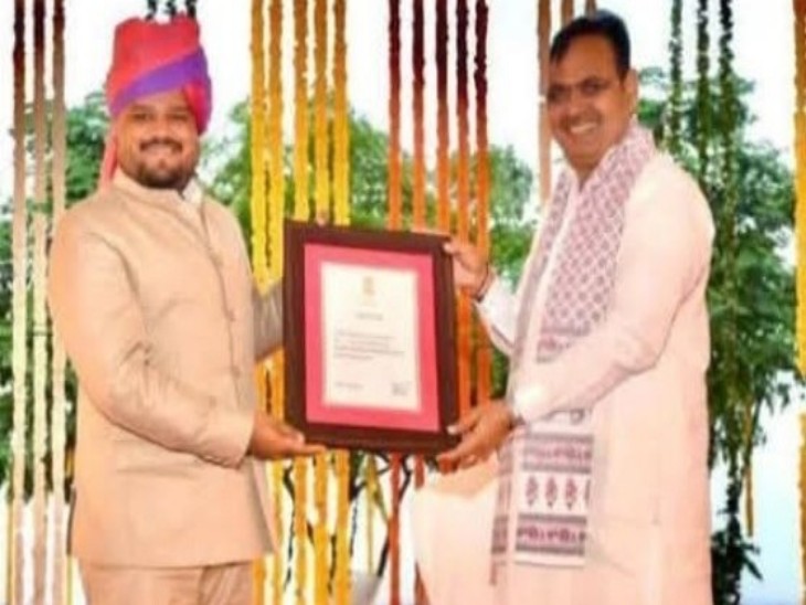 जोधपुर में हुए राज्य स्तरीय समारोह में मुख्यमंत्री भजन लाल शर्मा ने आवां ग्राम पंचायत के वर्तमान प्रशासक ( सरपंच) दिव्यांश महेंद्र भारद्वाज को राजस्थान का सर्वश्रेष्ठ सरपंच के अवार्ड से सम्मानित किया है।