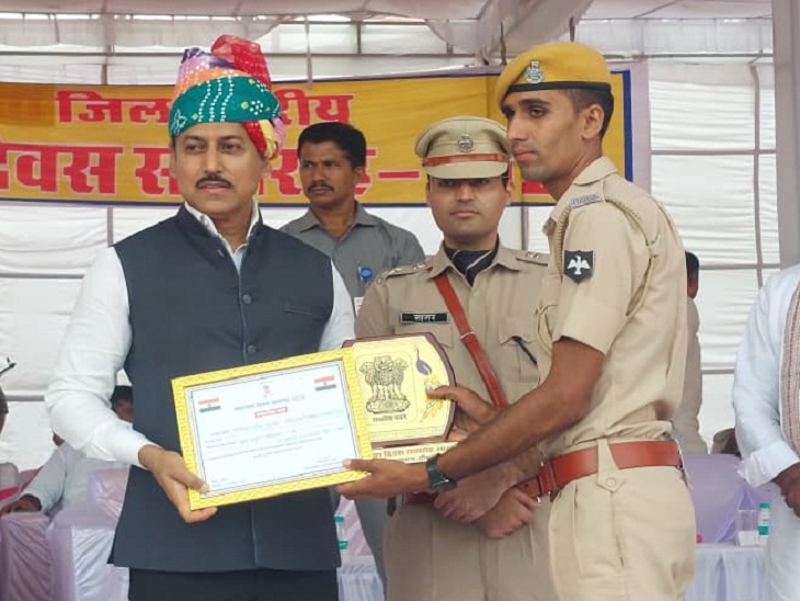 जितेन्द्र सिंह गुर्जर, होमगार्ड स्वयंसेवक को योग दिवस, मॉक ड्रिल, पौधरोपण में उत्कृष्ट कार्यों के लिए सम्मानित किया गया