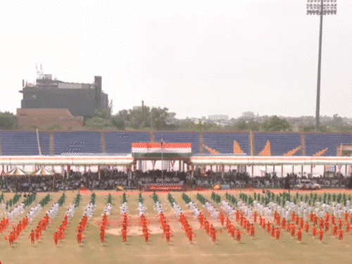 1300 स्कूली बच्चों के नृत्य और परेड में उनकी शिरकत ने कार्यक्रम में ऊर्जा भर दी।