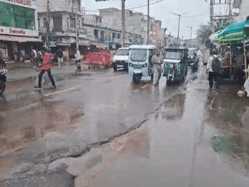 हरियाणा के दादरी में गुरुवार को बारिश हुई।