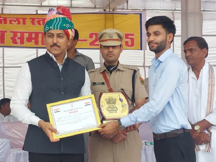 राहुल कुमार मीणा, बीडीओ सिकराय को पंचायती राम, पौधेरोपण व अन्य अच्छे कार्यों के लिए सम्मािनत किया गया