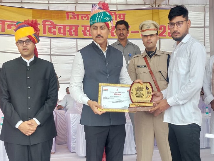 भरतलाल मीणा, बीडीओ रामगढ पचवारा को हेमल्यावास गांव में शत प्रतिशत लक्ष्य अर्जित करने पर सम्मान मिला