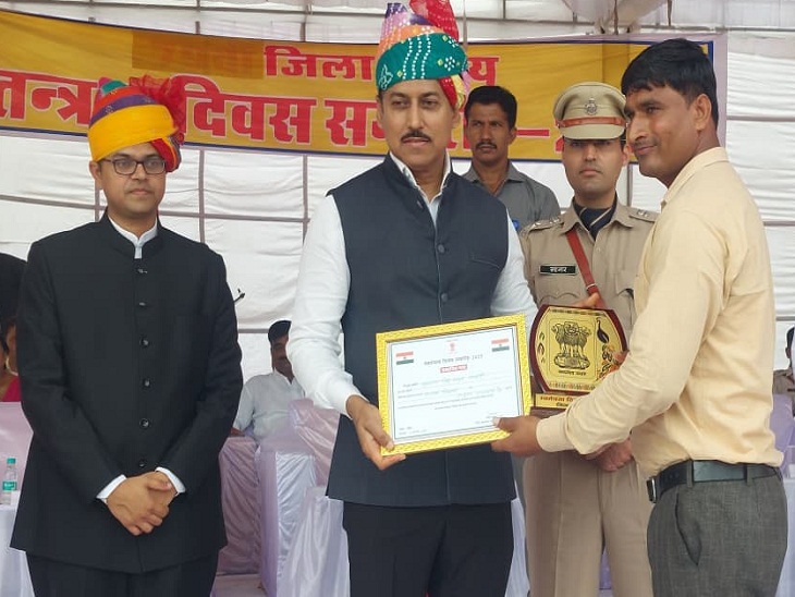 सुल्तान सिंह यादव, पटवारी बनावड को खरीफ गिरदावरी और फॉर्मर रजिस्ट्री में उत्कृष्ट कार्यों के लिए सम्मानित किया गया