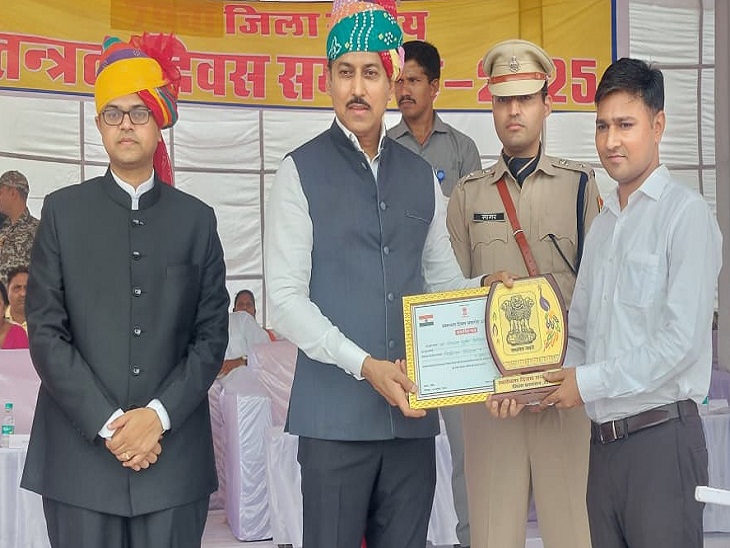 डॉ गोपाल गुर्जर, मेडिकल आफिसर खेडला बुजुर्ग को अस्पताल में बेहतर स्वास्थ्य सेवाओं और योजनाओं के क्रियान्वयन के लिए सम्मान मिला