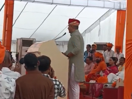 कार्यक्रम के दौरान शिव विधायक रविंद्र सिंह भाटी ने बच्चों को पढ़ाई करने के लिए भी जागरूक किया।