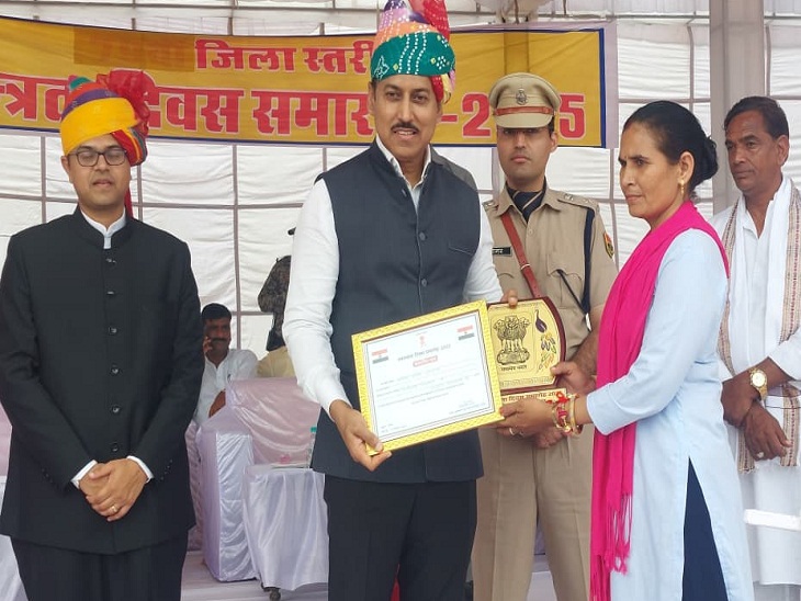 मौसम मीणा, एएनएम बैजूपाडा को नसबंदी कार्यक्रम में बेहतर कार्यों के लिए सम्मानित किया गया