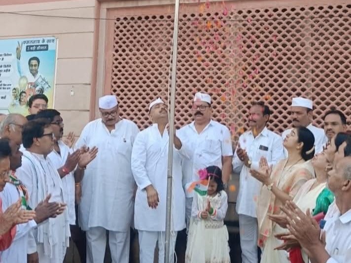 कांग्रेस कार्यालय में ध्वजारोहण करते कार्यकर्ता।