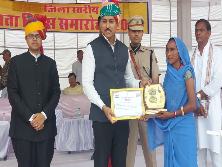 पिंकी खटीक, पाली दरवाजा महवा को परिवार कल्याण कार्यक्रम के तहत महिलाओं को नसबंदी के लिए प्रेरित करने के लिए सम्मान मिला