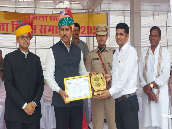 अशोक मीणा, सहायक निदेशक कृषि विस्तार दौसा को किसानों को उन्नत तकनीक की जानकारी देने व सोशल मीडिया के माध्यम से किसानों को जागरूक करने के लिए सम्मानित किया गया