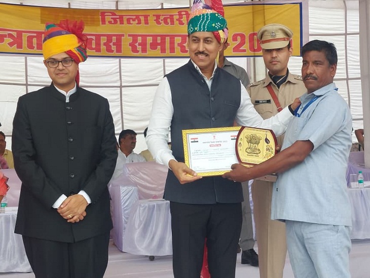 मुन्ना, सफाई कर्मचारी को निष्ठापूर्वक कार्य करने लिए सम्मानित किया गया