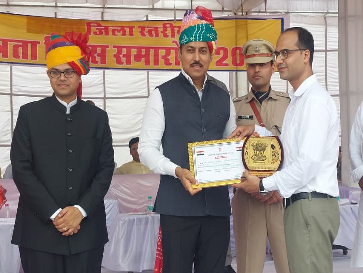 योगेश पारीक, सहायक प्रोग्रामर, डीओआइटी को पीएम किसान से वंचित पात्र किसानों को लाभ दिलाने के लिए सम्मान मिला