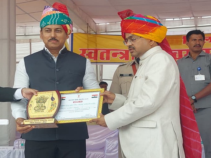 विजेन्द्र कुमार मीणा, एसडीएम लालसोट को राजस्व मामलों की नियमित सुनवाई कर 10 वर्ष से पुराने 900 से अधिक मामलों के निस्तारण के लिए सम्मानित किया गया