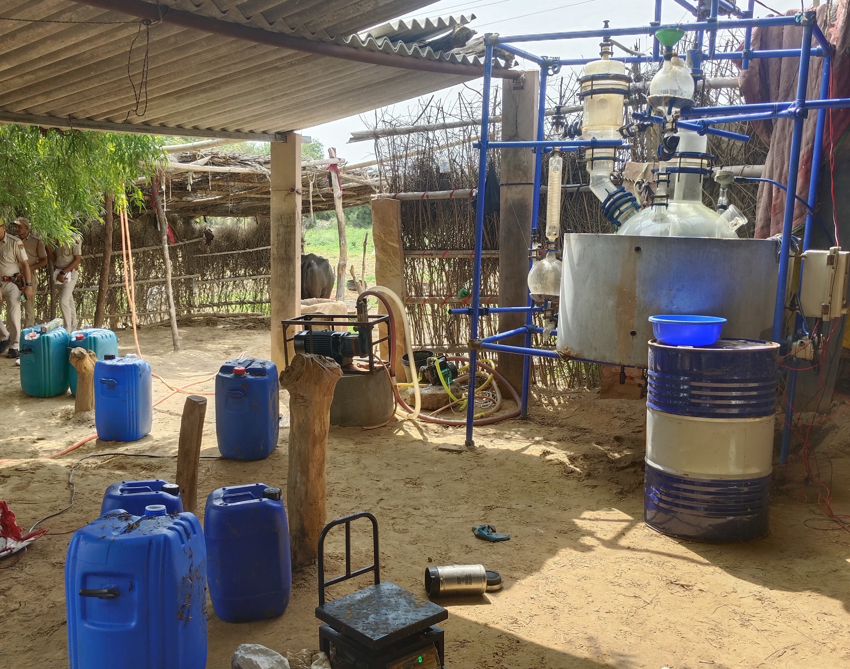 बाड़मेर के सेड़वा में यह पूरा सेटअप मिला। यहां एमडी ड्रग्स तैयार कर देशभर में सप्लाई की प्लानिंग थी।