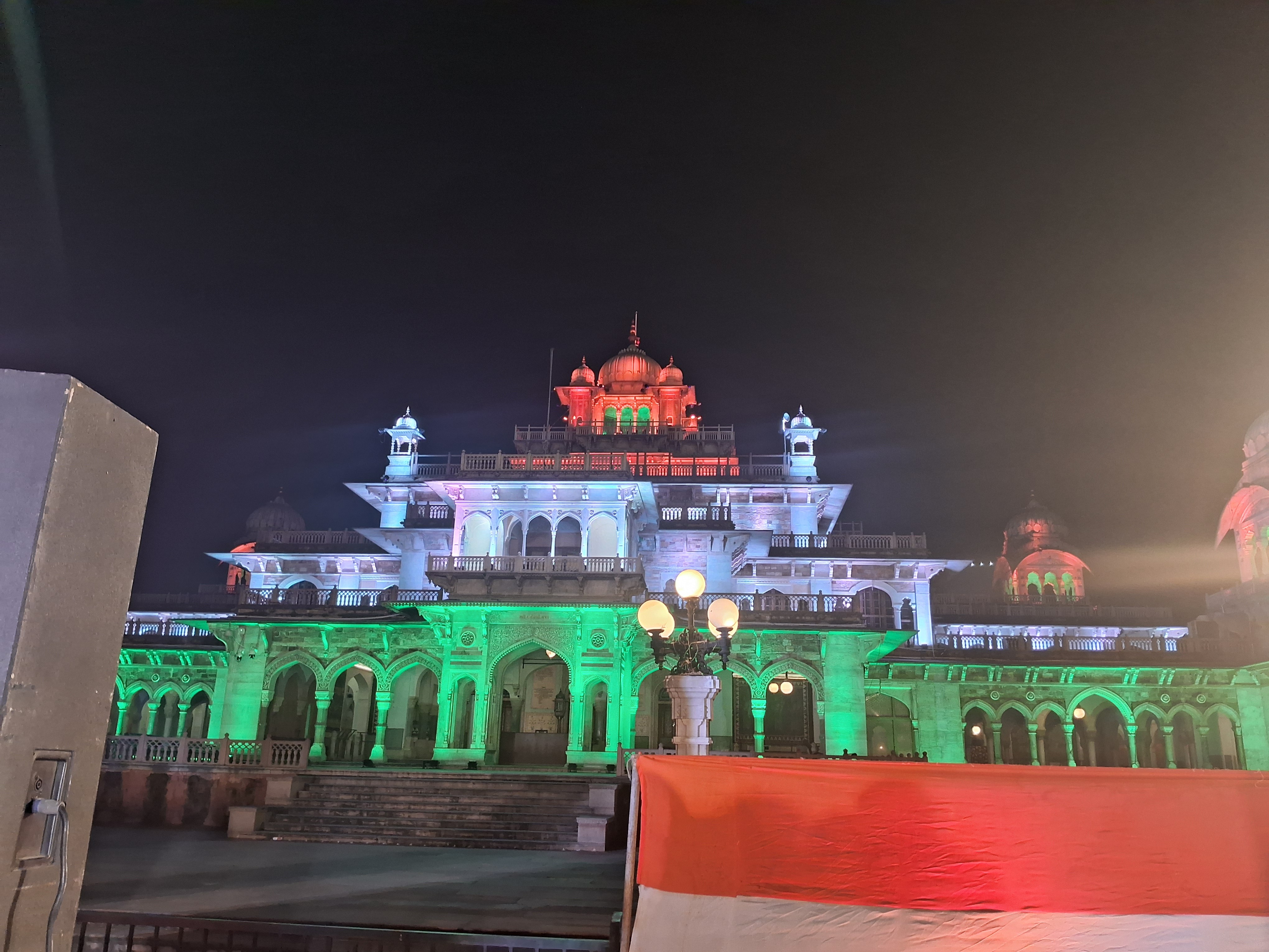 तिरंगे की थीम पर अल्बर्ट हॉल पर रोशनी की गई।