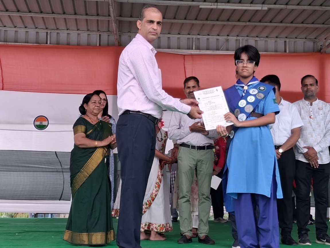 बारहवीं कक्षा के शौर्य खंडेलवाल ने अंग्रेजी में देश के लिए किए गए बलिदानों पर भाषण दिया।
