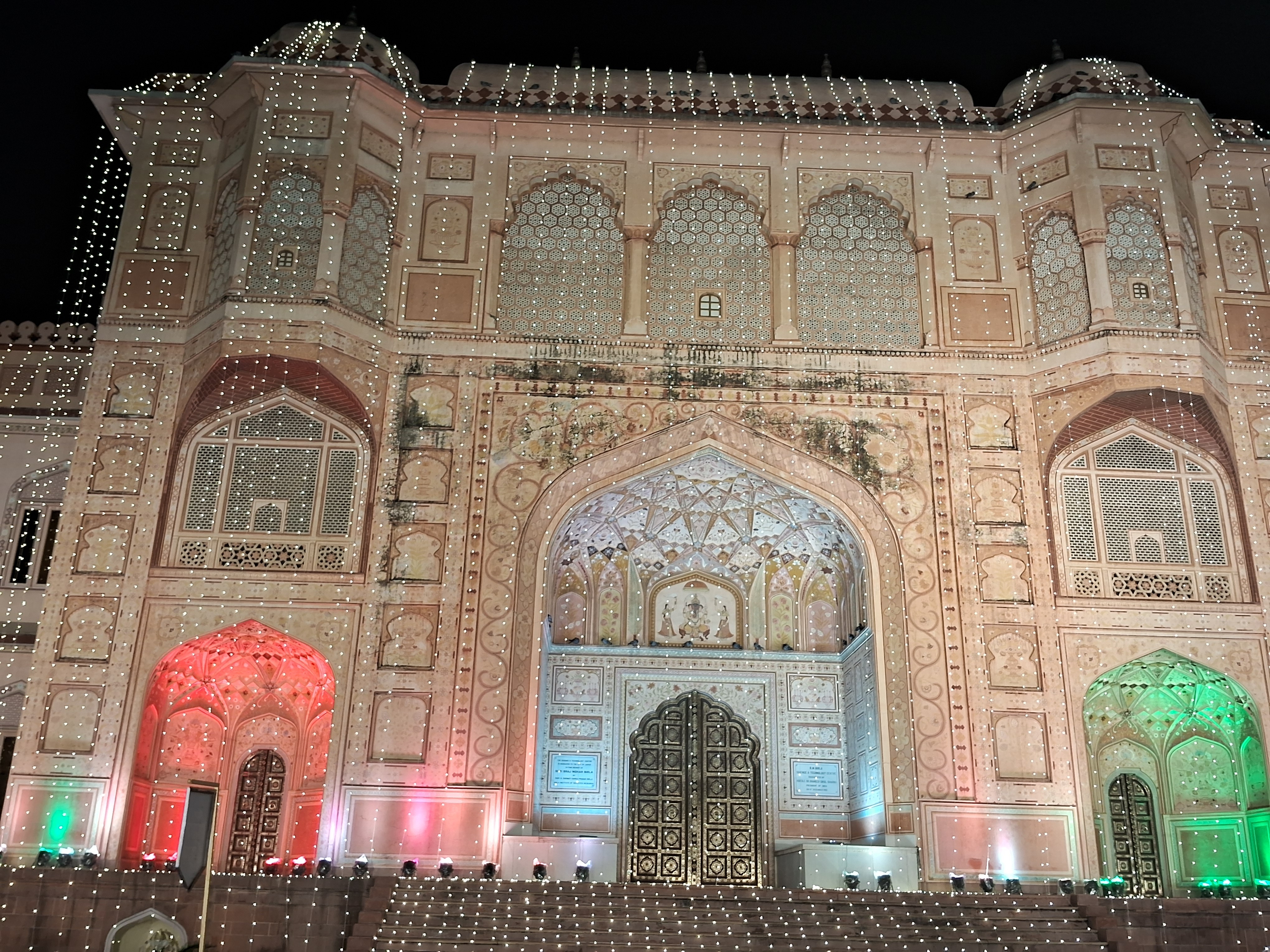 सुनहरी रोशनी से बिड़ला ऑडिटोरियम चमक उठा। यहां भी तिरंगे की थीम पर ही रोशनी की गई।