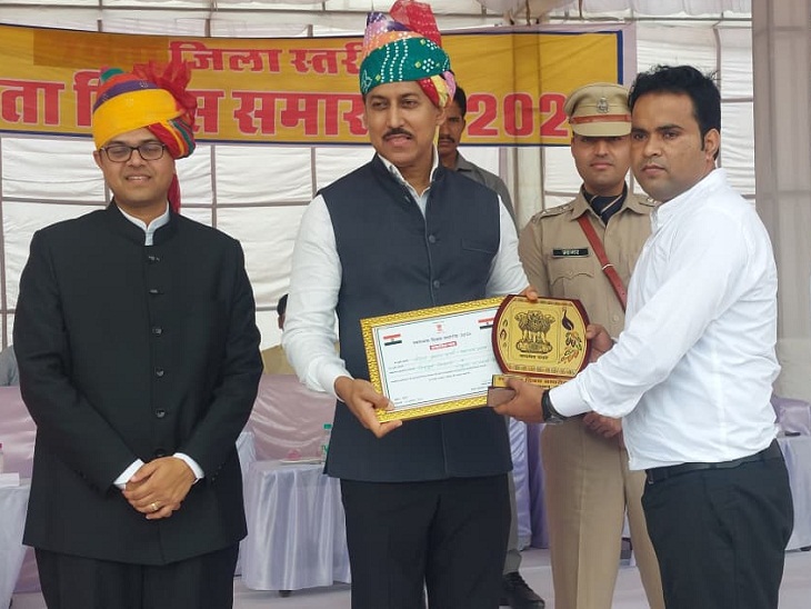 नीरज कुमार वर्मा, सहायक जेवीवीएनएल को सम्पर्क पोर्टल पर प्राप्त शिकायतों के त्वरित निस्तारण के लिए सम्मानित किया गया