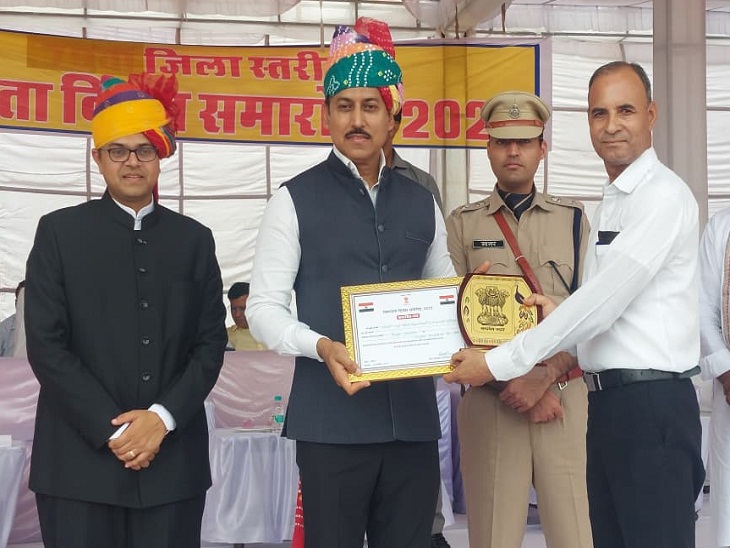 भोलीराम मीणा, प्रधानाचार्य राउमावि छारेडा को स्कूल में नामांकन बढाने और अच्छे रिजल्ट के सम्मान मिला