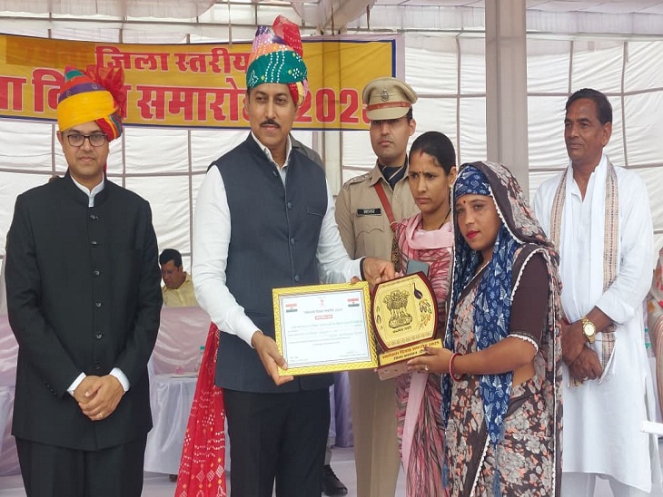 तमन्ना राजीविका महिला सर्वागींण समिति जसोता को सीएफएल महिला ट्रेनिंग लर्निंग उत्पाद के लिए सम्मानित किया गया