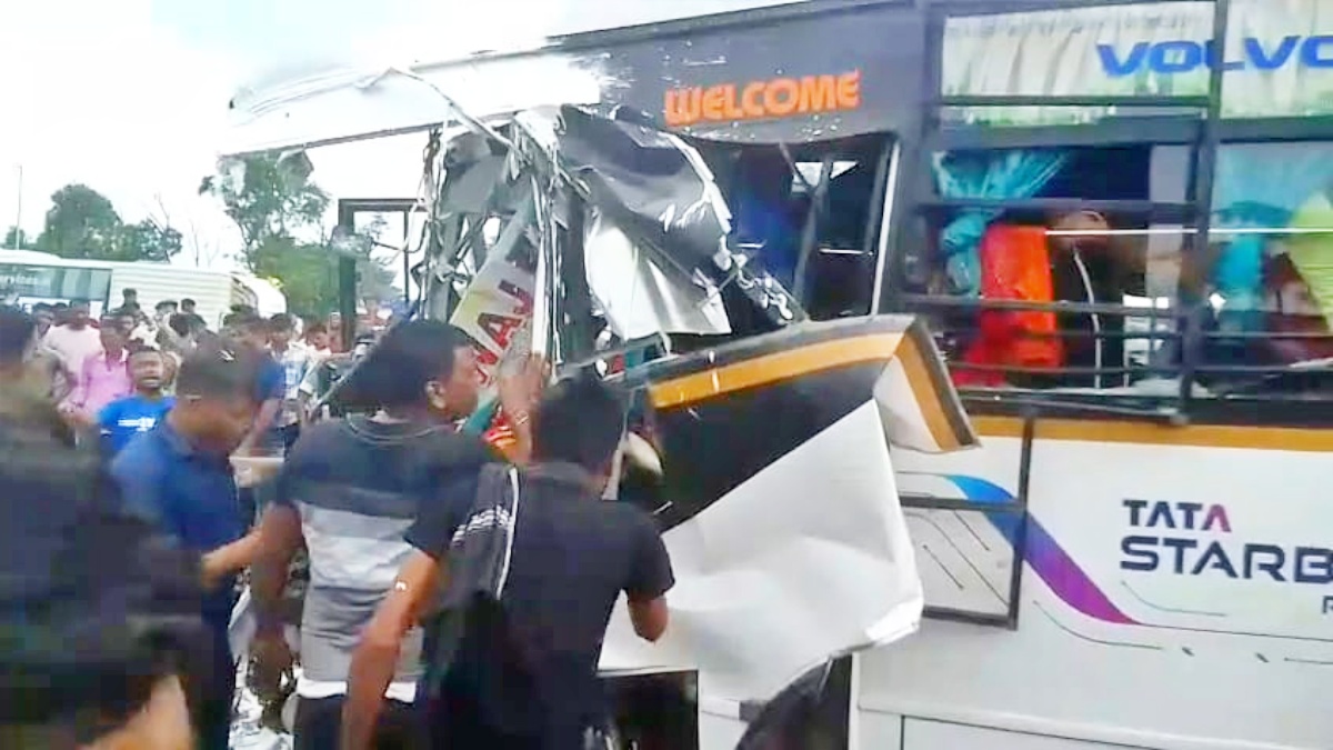 हादसे में बस का अगला हिस्सा बुरी तरह क्षतिग्रस्त हो गया।