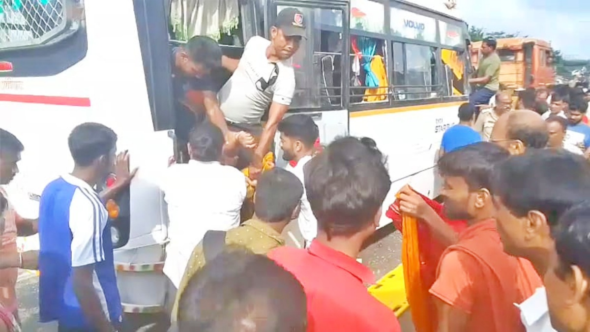 पुलिस के मुताबिक हादसे में घायलों की हड्डियां बुरी तरह टूट गई हैं।