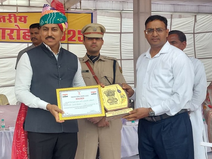 विजय कुमार गुप्ता, अतिरिक्त प्रशासनिक अधिकारी को सम्पर्क पोर्टल पर परिवादों के निस्तारण में राज्य स्तर पर प्रथम स्थान के लिए सम्मान मिला