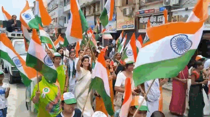 हाथों में तिरंगा थाम बड़ी संख्या में महिलाएं शामिल हुई।
