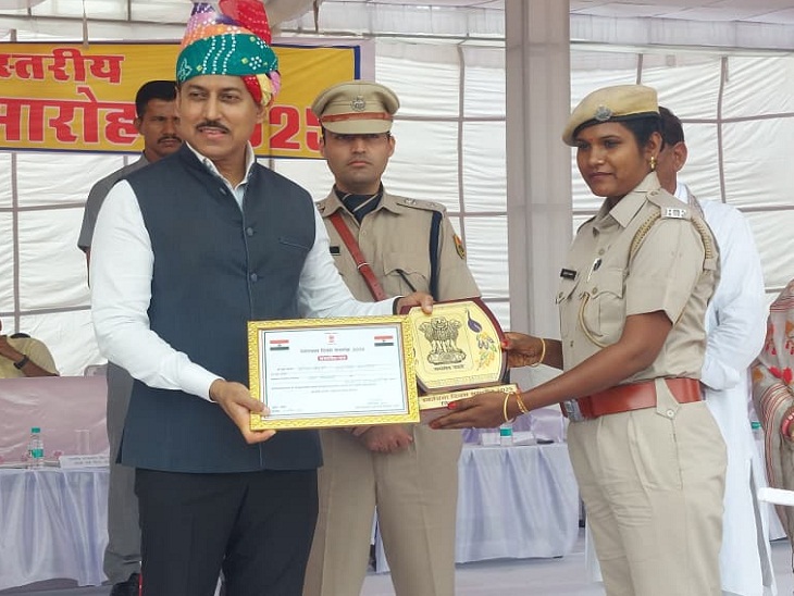 सीमा बैरवा, सहायक फोरेस्टर रानौली को नर्सरी में उन्नत किस्म के पौधे तैयार करने के लिए सम्मानित किया गया