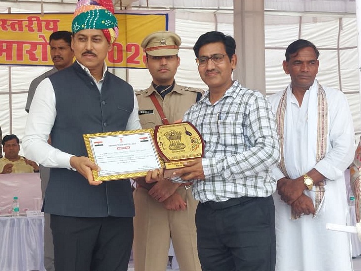 दौसा जिला न्यायालय के नाजिर ज्ञान सिंह स्वर्णकार को सम्मानित करते हुए अतिथि।