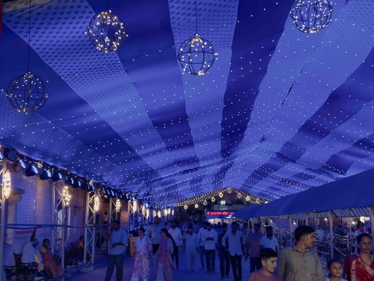 मंदिर प्रांगण को भी लाइटों से सजाया गया है।