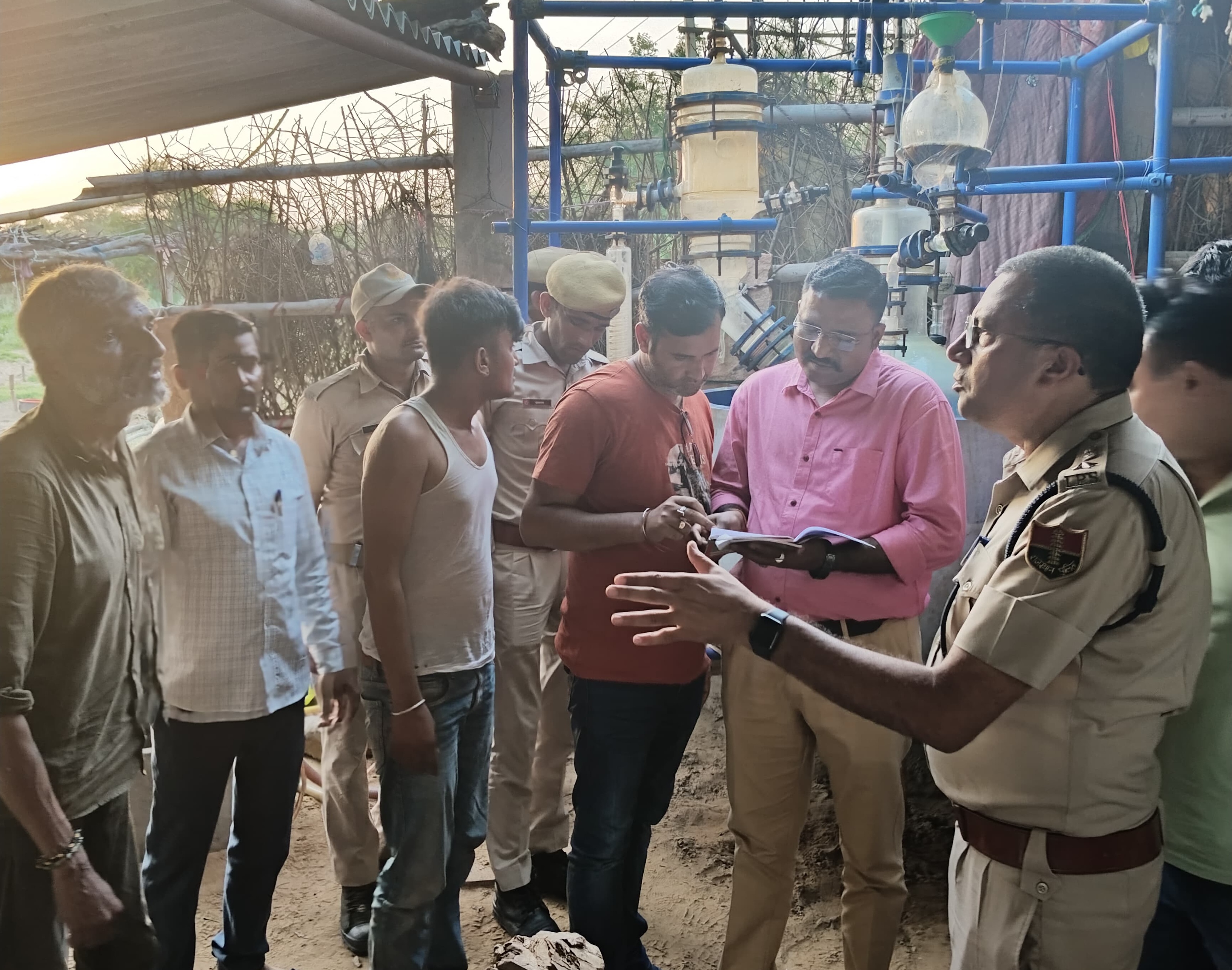 बाड़मेर की सेड़वा फैक्ट्री पर रेड मारकर पुलिस ने सामान जब्त किया था। इसमें कॉपियों में ड्रग्स बनाने का फॉर्मूला भी मिला।