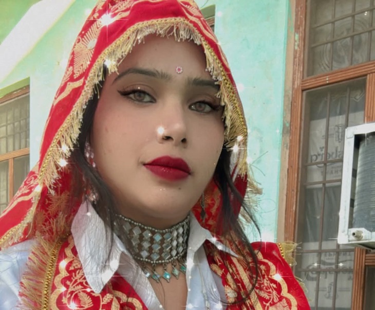 Pooja does robotic acting in Haryanvi costumes.