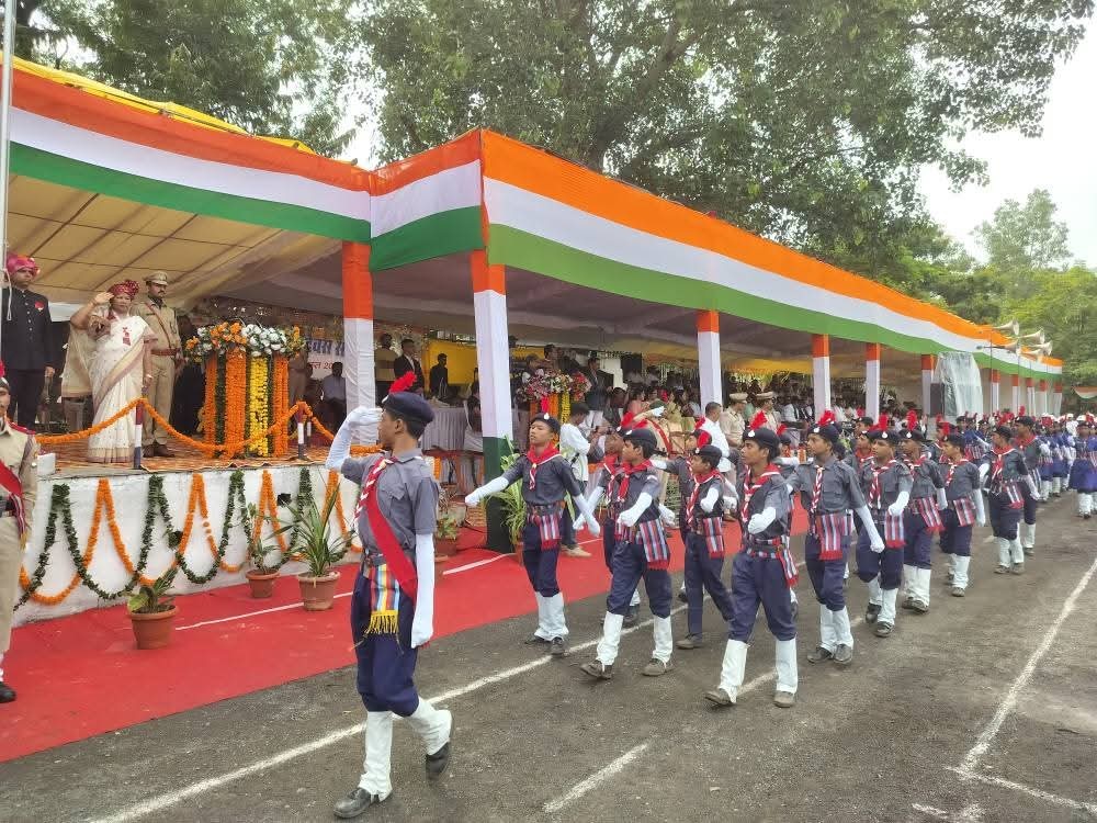 पुलिस ग्राउंड में परेड को सलामी दी।