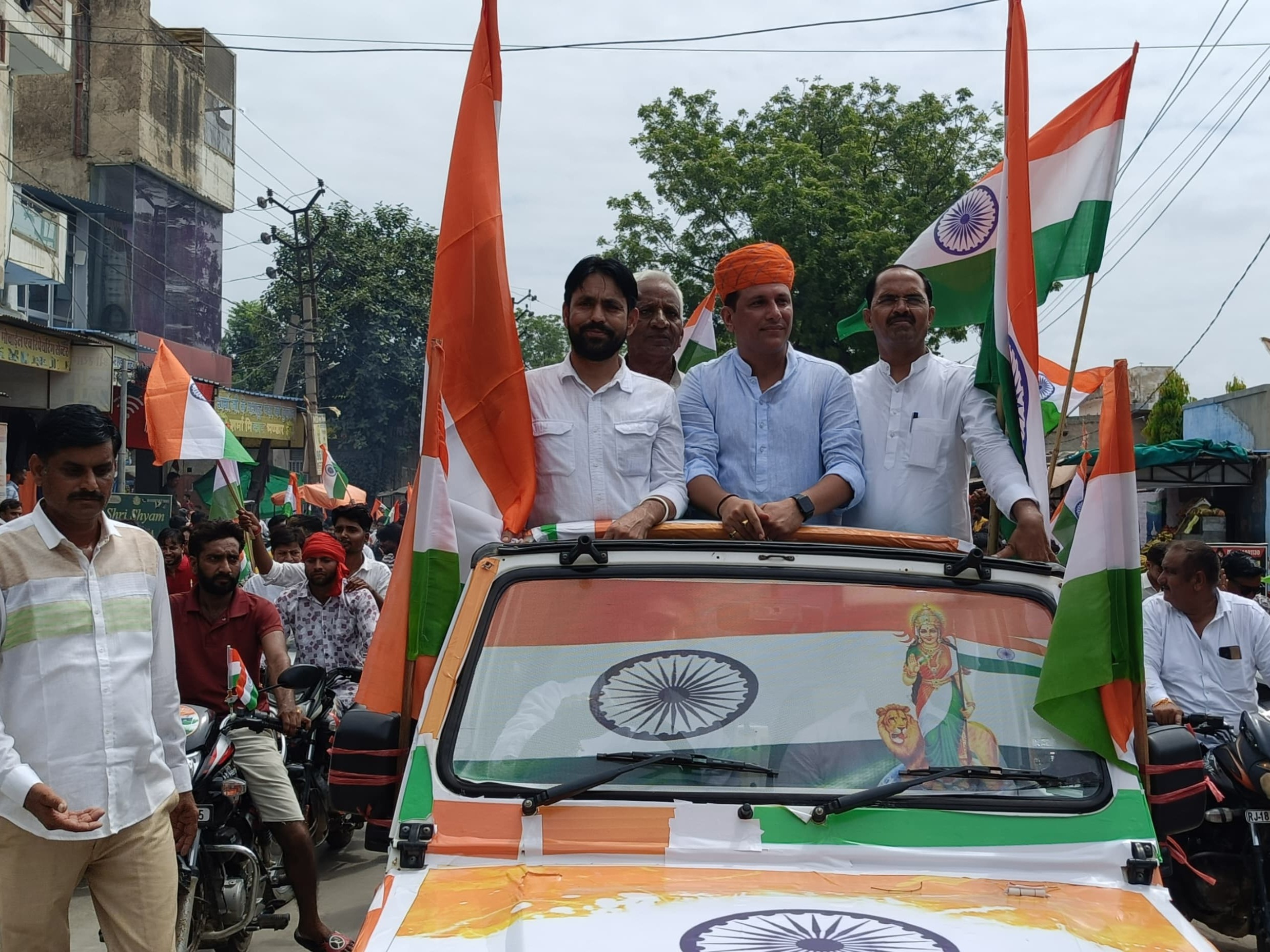 तिरंगा थीम पर सजी जिप्सी में सवार भाजपा पदाधिकारी