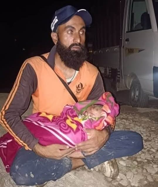 रेस्क्यू किए बच्चे के साथ मौजूद शख्स।