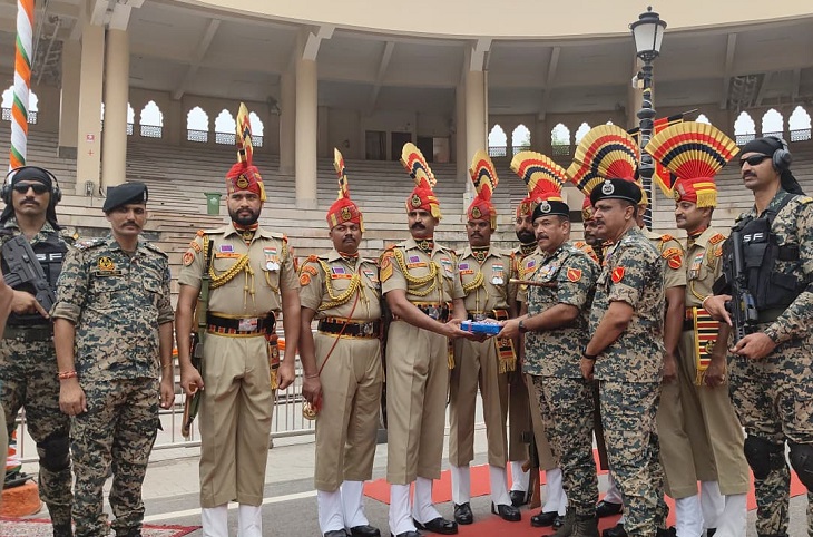 सरहद पर मुंह मीठा करवाते हुए कमांडेंट।