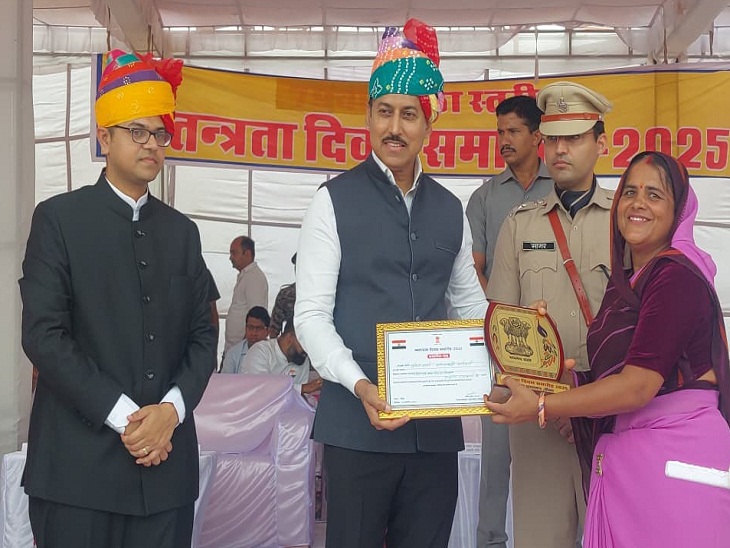 सुनिता शर्मा, आंगनबाडी कार्यकर्ता आमली की ढाणी नांगल राजावतान को पोषण ट्रेकर और बाल विकास गतिविधियों में अच्छे कार्य के लिए सम्मान मिला