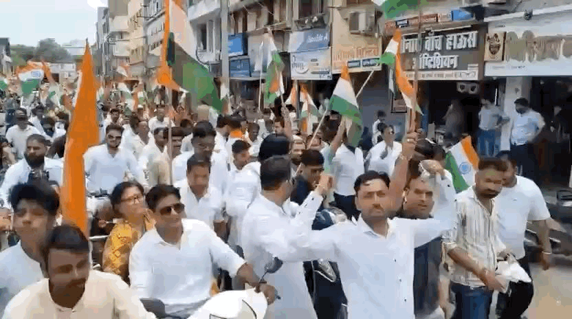 युवा जोश के साथ देशभक्ति नारे लगाते हुए चले